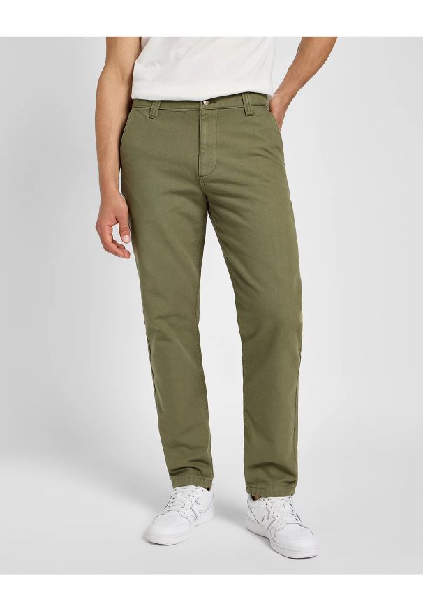 Lee - LEE MĘSKIE SPODNIE MATERIAŁOWE RELAXED WORKWEAR CHINO MERCANTIL GREEN 112355786. Materiał: materiał