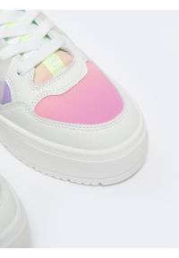 Big-Star - Sneakersy damskie z kolorowymi wstawkami białe NN274359 000. Okazja: na co dzień. Zapięcie: sznurówki. Kolor: wielokolorowy. Materiał: materiał. Wzór: kolorowy #5