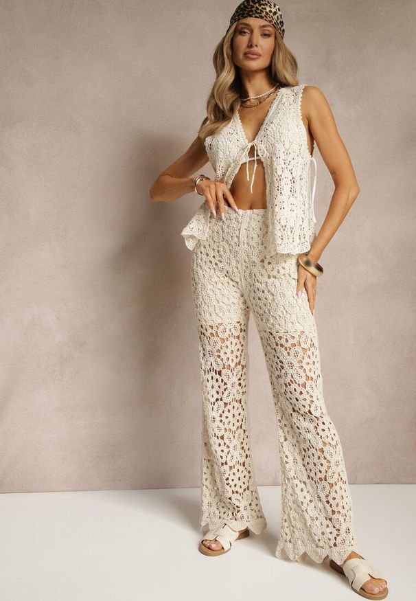 Renee - Beżowe Spodnie Flare High Waist z Ażurowej Tkaniny z Gumką w Talii Mepnira. Okazja: na co dzień. Stan: podwyższony. Kolor: beżowy. Materiał: tkanina. Wzór: ażurowy. Styl: casual, elegancki