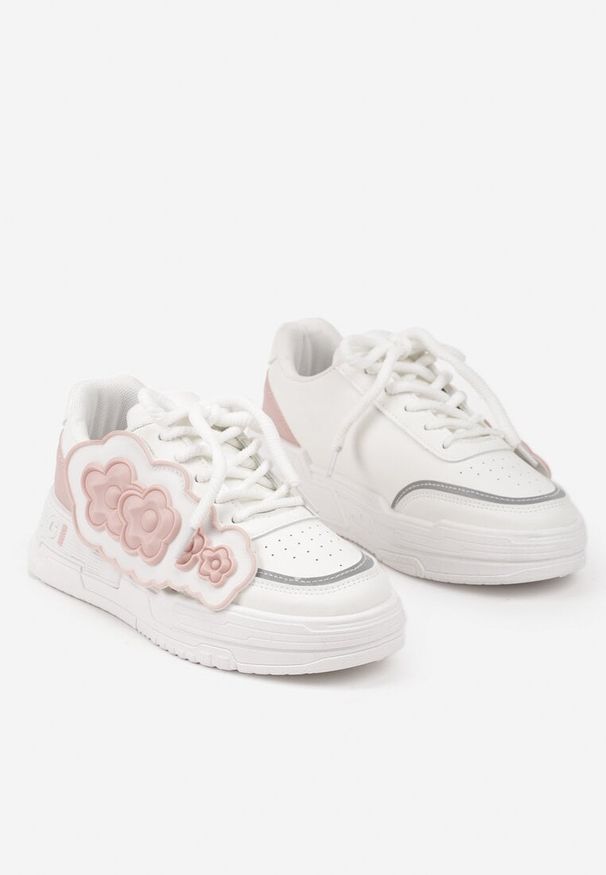 Renee - Biało-Różowe Sneakersy na Niskiej Platformie z Ozdobnymi Kwiatkami na Boku Benavilla. Nosek buta: okrągły. Zapięcie: sznurówki. Kolor: biały. Materiał: materiał. Wzór: kwiaty. Obcas: na platformie. Wysokość obcasa: niski