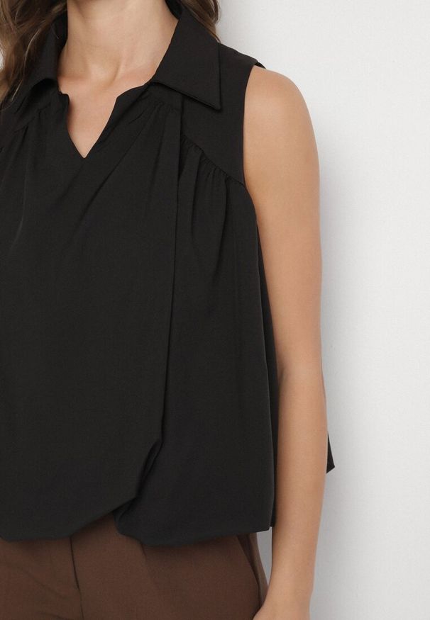 Born2be - Czarna Bluza Rozkloszowana Oversize z Kołnierzykiem Eridwen. Okazja: na co dzień. Typ kołnierza: dekolt w serek, kołnierzyk klasyczny. Kolor: czarny. Długość rękawa: długi rękaw. Długość: długie. Styl: klasyczny, casual