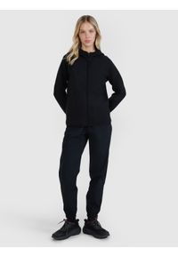 4f - 4F Bluza dresowa rozpinana z kapturem damska - czarna M. Okazja: na co dzień. Typ kołnierza: kaptur. Kolor: czarny. Materiał: dresówka. Wzór: gładki, ze splotem, napisy. Styl: sportowy, elegancki, casual. Sport: fitness