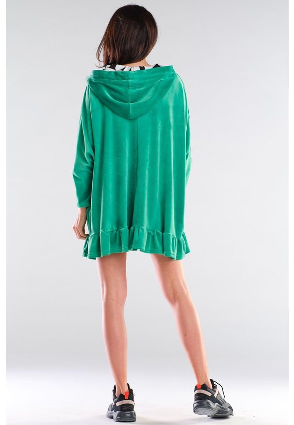 Awama - Bluzowa mini sukienka oversize z kapturem welurowa zielona. Typ kołnierza: kaptur. Kolor: zielony. Materiał: welur. Typ sukienki: oversize. Długość: mini