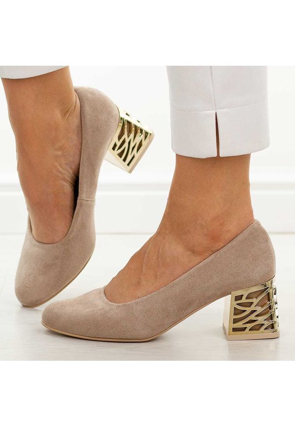 Beżowe zamsz Polskie czółenka damskie Suzana 594. Okazja: na co dzień. Nosek buta: okrągły. Kolor: beżowy. Szerokość cholewki: normalna. Materiał: zamsz. Sezon: wiosna, lato, jesień. Obcas: na obcasie. Styl: wizytowy, casual, klasyczny, elegancki. Wysokość obcasa: średni