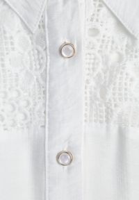 Born2be - Biała Koszula z Wiskozy na Krótki Rękaw z Ażurowymi Wstawkami Kakara. Okazja: na co dzień, do pracy, na spotkanie biznesowe. Kolor: biały. Materiał: wiskoza. Długość rękawa: krótki rękaw. Długość: krótkie. Wzór: ażurowy. Styl: klasyczny, casual, biznesowy, elegancki #2