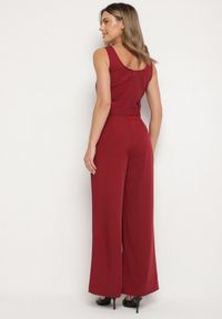 Born2be - Bordowy Taliowany Kombinezon z Ozdobnym Paskiem i Klamrą Doloriela. Kolor: czerwony. Styl: elegancki #5