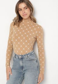 Born2be - Beżowa Bawełniana Bluzka z Półgolfem Typu Longsleeve z Geometrycznym Wzorem Tilianna. Okazja: na imprezę, na spotkanie biznesowe, do pracy, na co dzień. Kolor: beżowy. Materiał: bawełna. Długość rękawa: długi rękaw. Wzór: geometria. Styl: klasyczny, biznesowy, casual, elegancki