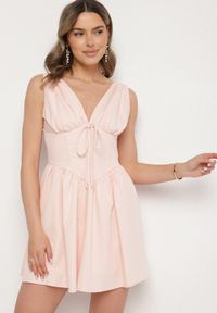 Born2be - Różowa Sukienka Vices o Rozkloszowanym Kroju z Wiązaniem Foliseia. Okazja: na co dzień. Typ kołnierza: dekolt w kształcie V. Kolor: różowy. Materiał: poliester, jeans. Długość rękawa: bez rękawów. Styl: casual, elegancki, klasyczny #4