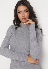 Born2be - Szary Dopasowany Sweter Golf z Ozdobnymi Guzikami Oppanla. Typ kołnierza: golf. Kolor: szary. Materiał: tkanina, dzianina. Długość rękawa: długi rękaw. Długość: długie. Wzór: aplikacja