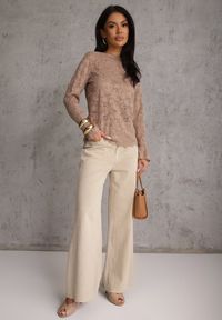 Renee - Brązowa Bluzka z Koronki Ozdobiona Rozkloszowanymi Rękawami i Falbanką na Dole Sanovia. Okazja: na co dzień. Kolor: brązowy. Materiał: koronka. Wzór: aplikacja, koronka. Styl: casual, elegancki #7