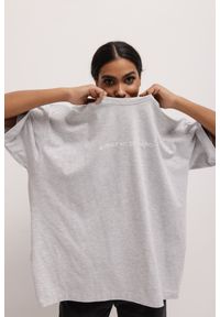 Marsala - T-shirt typu oversize z HAFTEM w kolorze LIGHT GREY- EAZY-M/L. Kolor: szary. Materiał: elastan, bawełna. Wzór: haft. Styl: klasyczny, elegancki