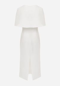 Born2be - Biała Dopasowana Elegancka Sukienka VICES z Pelerynką Celareca. Kolor: biały. Materiał: poliester. Długość rękawa: na ramiączkach. Styl: elegancki #6