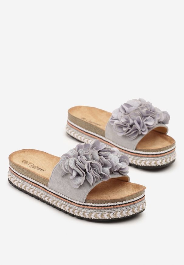 Born2be - Szare Klapki na Grubej Plecionej Podeszwie z Kwiatami 3D Redeleira. Okazja: na co dzień. Kolor: szary. Materiał: jeans. Wzór: kwiaty. Sezon: lato. Styl: casual