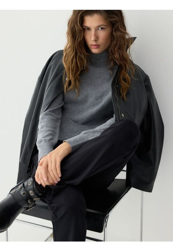 Reserved - Sweter z wełny merino - szary. Kolor: szary. Materiał: wełna