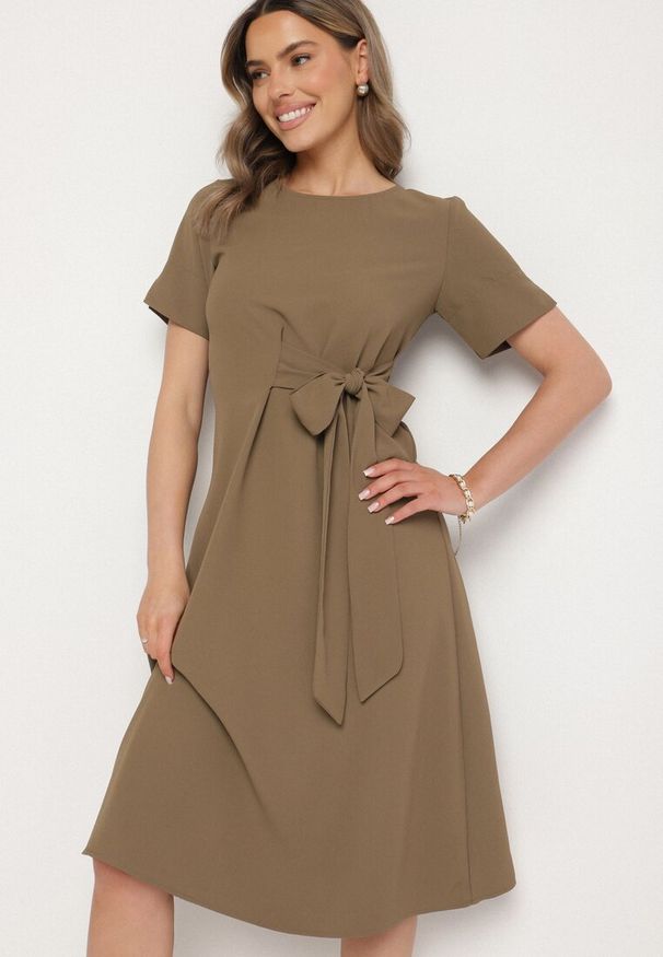 Born2be - Zielona Sukienka Vices o Rozkloszowanym Kroju z Ozdobnym Wiązaniem Ellis. Okazja: na imprezę, na co dzień. Kolor: zielony. Materiał: jeans, skóra. Długość rękawa: krótki rękaw. Styl: casual, klasyczny