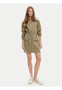 Guess Sukienka codzienna V5YK04 KCX42 Zielony Regular Fit. Okazja: na co dzień. Kolor: zielony. Materiał: syntetyk. Typ sukienki: proste. Styl: casual