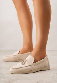 Born2be - Beżowe Mokasyny z Imitacji Zamszu z Ozdobnym Przeszyciem i Zawieszką Veleyra. Okazja: na co dzień, do pracy, na spotkanie biznesowe. Kolor: beżowy. Materiał: zamsz. Styl: biznesowy, klasyczny, casual #1