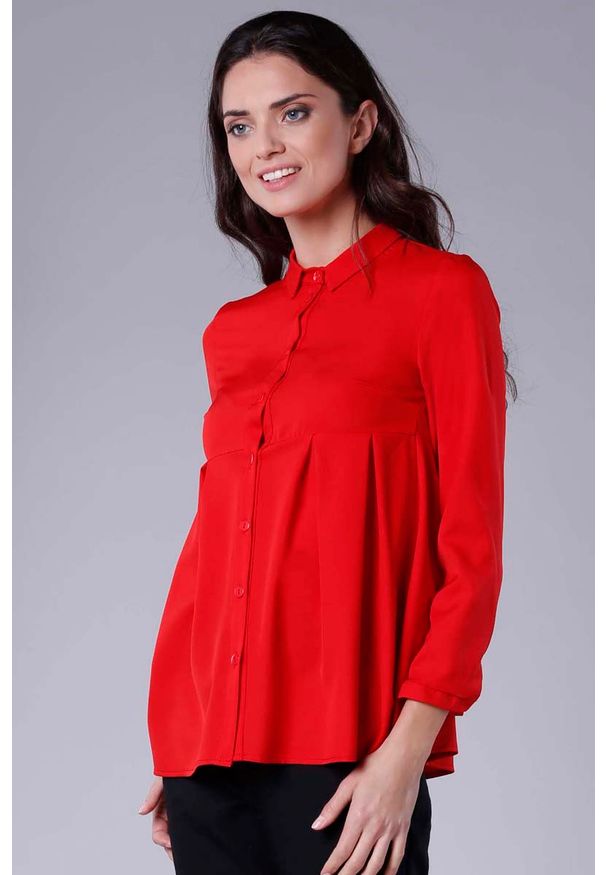 Nommo - Czerwona Koszulowa Bluzka z Efektownym Wykończeniem. Kolor: czerwony. Materiał: poliester, wiskoza