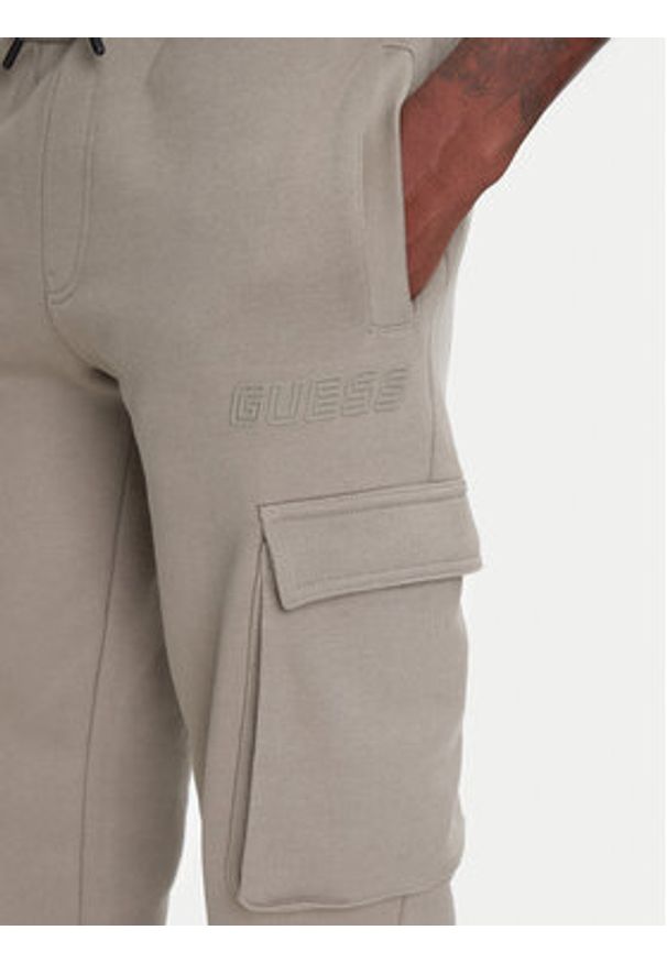 Guess Spodnie dresowe Z4YB08 KAIJ1 Khaki Regular Fit. Kolor: brązowy. Materiał: bawełna