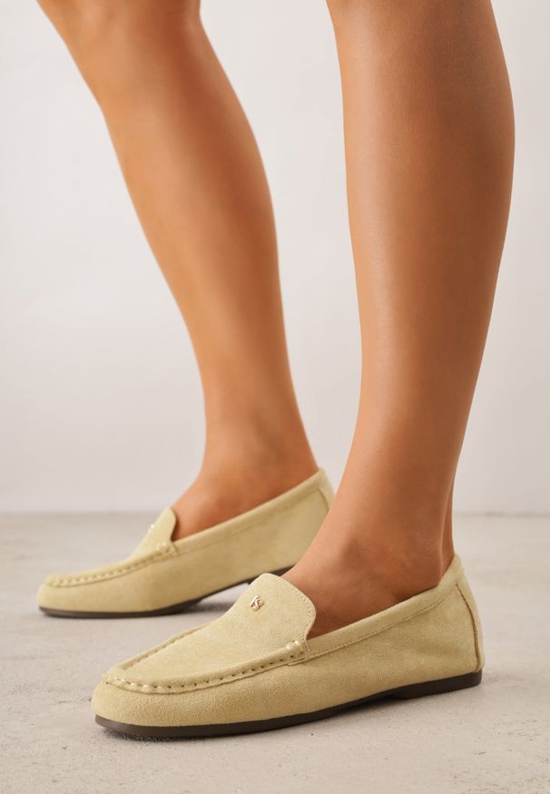 Renee - Żółte Mokasyny VICES z Wkładką ze Skóry Naturalnej i Metalicznym Elementem Alcimene. Nosek buta: okrągły. Kolor: żółty. Materiał: skóra. Obcas: na obcasie. Wysokość obcasa: niski