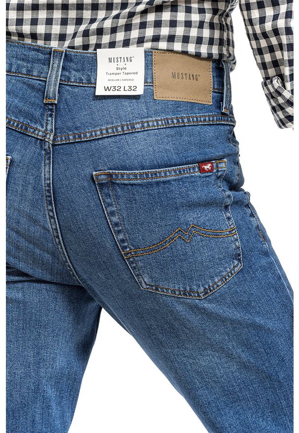 Mustang - MUSTANG TRAMPER TAPERED MĘSKIE SPODNIE JEANSOWE JEANSY DENIM BLUE 1014043 5000 682. Okazja: do pracy, na co dzień, na spotkanie biznesowe, na randkę. Styl: klasyczny, biznesowy, elegancki, casual, sportowy