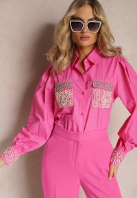 Renee - Fuksjowa Koszula z Biżuteryjnymi Cyrkoniami i Perełkami Quezia. Kolor: różowy. Wzór: aplikacja #5