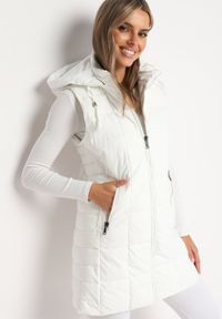 Born2be - Biała Pikowana Kamizelka z Odpinanym Kapturem i Kieszeniami na Suwak Anoria. Okazja: na co dzień. Kolor: biały. Materiał: jeans. Wzór: aplikacja. Styl: klasyczny, casual #7