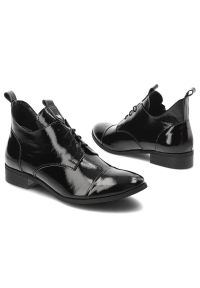 Czarne Botki Armodo Stylowe Skórzane Buty Na Obcasie. Okazja: na spacer. Kolor: czarny. Materiał: lakier, skóra. Szerokość cholewki: normalna. Obcas: na obcasie. Styl: elegancki. Wysokość obcasa: średni #7