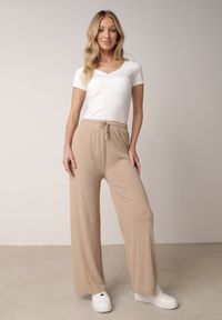 Born2be - Beżowe Szerokie Spodnie z Bawełną Zdobione Cyrkoniami Azilene. Okazja: na co dzień. Stan: podwyższony. Kolor: beżowy. Materiał: bawełna. Wzór: aplikacja. Styl: casual, klasyczny #4