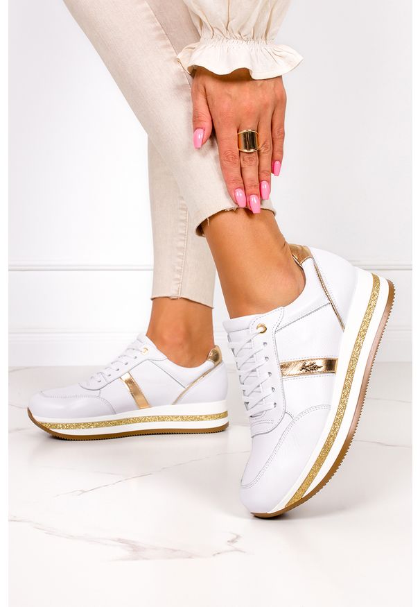 Kati - Białe sneakersy kati buty sportowe sznurowane polska skóra 7090. Kolor: biały, złoty, wielokolorowy. Materiał: skóra