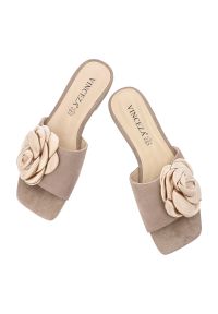 Klapki damskie Vinceza, cholewka ze skóry naturalnej zamszowej wsuwany fason, beżowe, 66947. Okazja: na co dzień. Kolor: beżowy. Materiał: skóra, zamsz. Wzór: aplikacja, kwiaty. Sezon: lato. Obcas: na obcasie. Styl: casual. Wysokość obcasa: niski #4