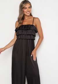 Born2be - Czarny Kombinezon Koktajlowy na Regulowanych Ramiączkach z Falbankami i Gumką w Pasie Tesvia. Okazja: na co dzień. Kolor: czarny. Długość rękawa: na ramiączkach. Styl: wizytowy #5