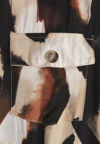 Renee - Beżowa Wzorzysta Sukienka o Koszulowym Kroju z Paskiem z Plecionki Mirirani. Okazja: na co dzień. Typ kołnierza: dekolt w kształcie V. Kolor: beżowy. Materiał: skóra, materiał, wiskoza. Wzór: nadruk. Typ sukienki: koszulowe. Styl: casual, elegancki #6