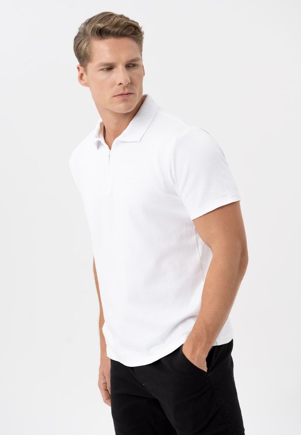 Volcano - Koszulka polo na zamek O-HECTOR. Typ kołnierza: polo. Materiał: jeans, materiał, bawełna. Długość rękawa: krótki rękaw. Długość: krótkie. Wzór: gładki. Styl: wizytowy, klasyczny, elegancki