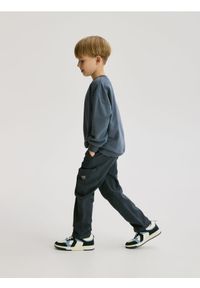 Reserved - Wysokoelastyczne spodnie regular - granatowy. Kolor: niebieski. Materiał: włókno, bawełna #1