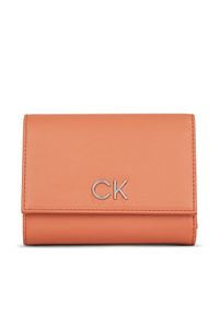 Calvin Klein Portfel damski Re-Lock Trifold Md K60K608994 Brązowy. Kolor: brązowy