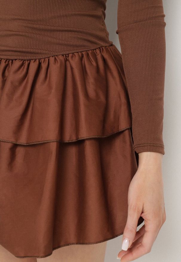 Born2be - Brązowa Rozkloszowana Sukienka z Długim Rękawem i Falbanką Reonaria. Okazja: na co dzień. Kolor: brązowy. Długość rękawa: długi rękaw. Styl: casual, elegancki