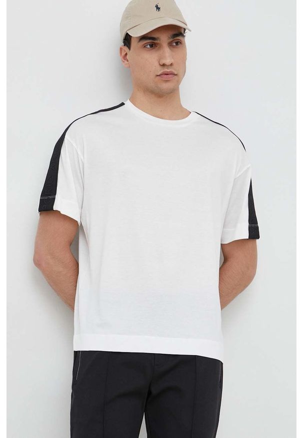 Emporio Armani t-shirt męski kolor biały. Kolor: biały. Długość rękawa: krótki rękaw. Długość: krótkie. Wzór: aplikacja