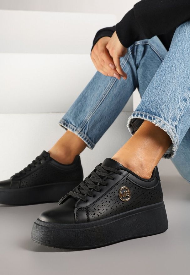 Born2be - Czarne Sneakersy na Platformie Zdobione Ażurową Perforacją i Aplikacją Camioria. Okazja: na co dzień. Kolor: czarny. Materiał: jeans. Wzór: aplikacja, ażurowy. Obcas: na platformie