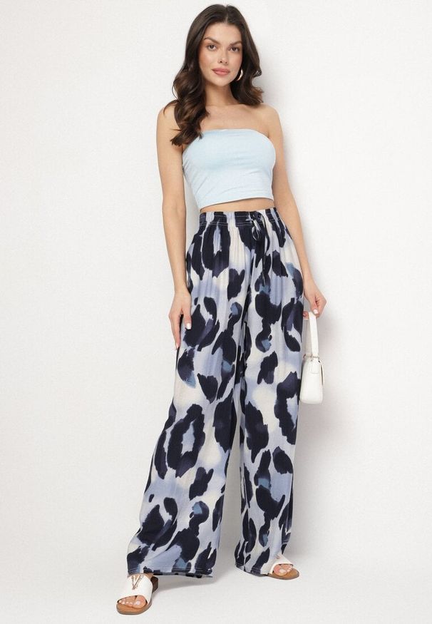 Born2be - Niebieskie Spodnie z Wiskozy o Szerokim Kroju z Wysokim Stanem w Panterkę Zelmara. Okazja: na co dzień. Stan: podwyższony. Kolor: niebieski. Materiał: wiskoza. Wzór: motyw zwierzęcy. Styl: casual, elegancki
