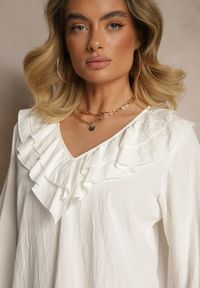 Renee - Biała Rustykalna Bluzka z Wiskozą z Dekoltem w Serek i Falbankami Lislimi. Okazja: na co dzień, na spacer. Typ kołnierza: dekolt w serek, kołnierz z falbankami. Kolor: biały. Materiał: wiskoza. Długość rękawa: długi rękaw. Długość: długie. Styl: casual #5