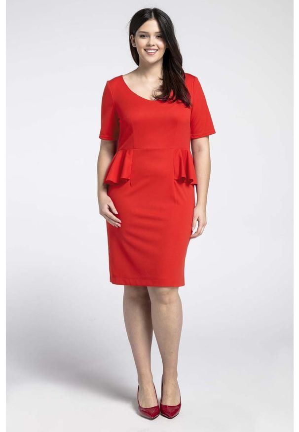 Nommo - Czerwona Klasyczna Sukienka z Półbaskinką PLUS SIZE. Kolekcja: plus size. Kolor: czerwony. Materiał: poliester, wiskoza. Typ sukienki: dla puszystych. Styl: klasyczny