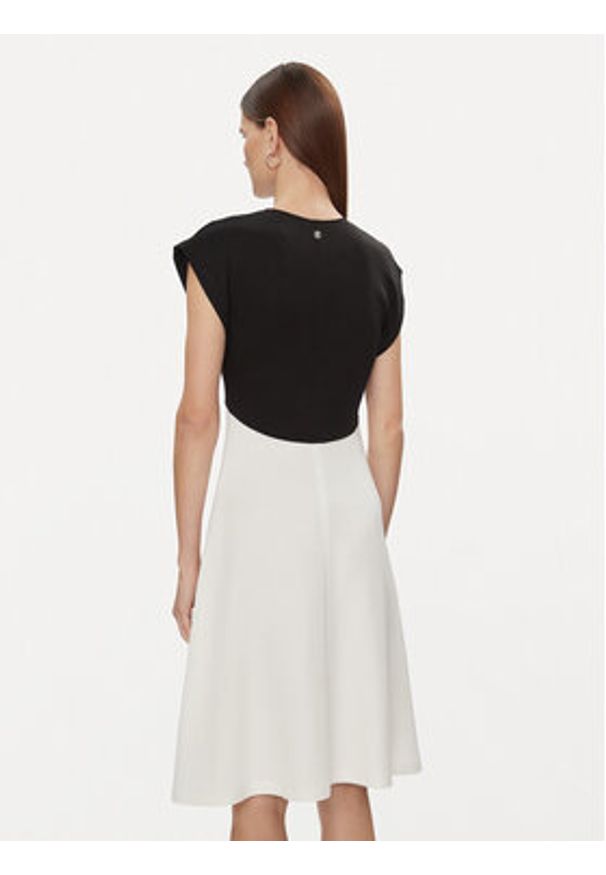 TOMMY HILFIGER - Tommy Hilfiger Sukienka koktajlowa Shiny Interlock V-Nk Ns Knee Drs WW0WW40731 Écru Slim Fit. Kolor: kremowy. Materiał: bawełna. Styl: wizytowy