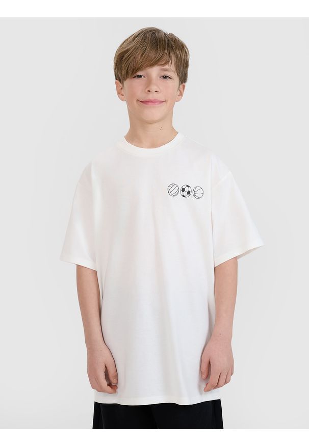 4f - 4F T-shirt oversize z nadrukiem chłopięcy - biały 158 (12-13 lat). Okazja: na co dzień. Kolor: biały. Materiał: dzianina, bawełna, jersey. Długość rękawa: krótki rękaw. Długość: krótkie. Wzór: nadruk. Sezon: lato. Styl: klasyczny, sportowy, casual
