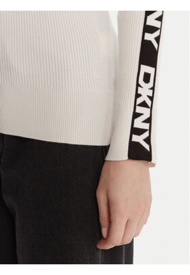 DKNY Sweter P5MSAY01 Écru Slim Fit. Materiał: wiskoza
