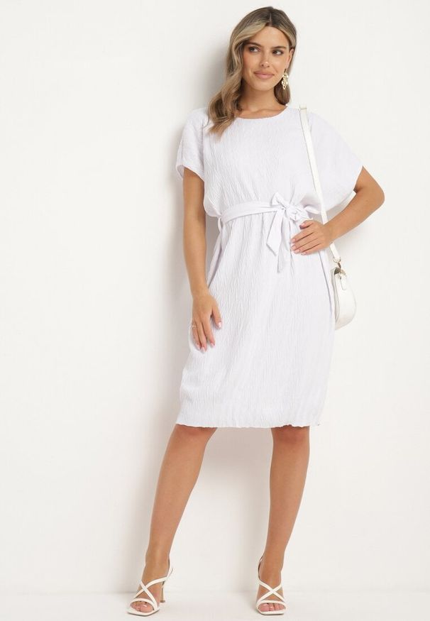 Born2be - Biała Sukienka pudełkowa z Materiałowym Paskiem Imoolia. Okazja: na co dzień. Kolor: biały. Materiał: materiał. Styl: casual, klasyczny