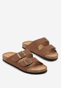 Born2be - Brązowe Klapki na Grubej Korkowej Podeszwie z Klamrą Banidia. Okazja: na co dzień, na spacer. Kolor: brązowy. Styl: casual #5