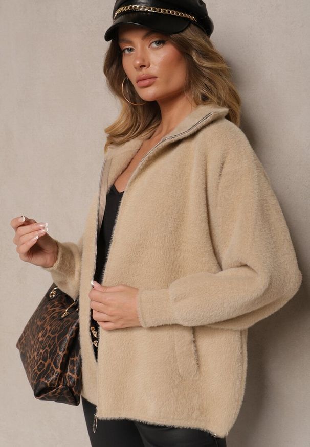 Renee - Beżowa Bluza z Wełną ze Ściągaczami i Kołnierzykiem Enadelis. Okazja: na co dzień. Kolor: beżowy. Materiał: wełna. Styl: elegancki, casual