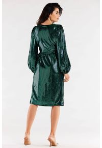 Awama - Sukienka kopertowa z bufiastymi rękawami błyszcząca zielona. Okazja: na wesele, na imprezę, na ślub cywilny, na randkę. Kolor: zielony. Typ sukienki: kopertowe. Styl: wizytowy