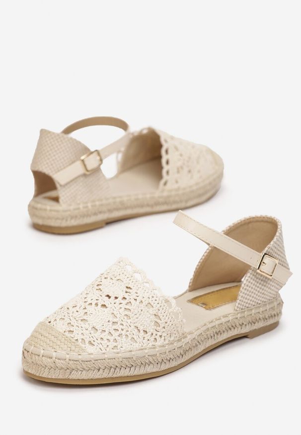 Renee - Beżowe Espadryle Maiseis. Nosek buta: okrągły. Zapięcie: klamry. Kolor: beżowy. Materiał: koronka, materiał, len. Szerokość cholewki: normalna. Wzór: koronka. Sezon: lato. Obcas: na płaskiej podeszwie